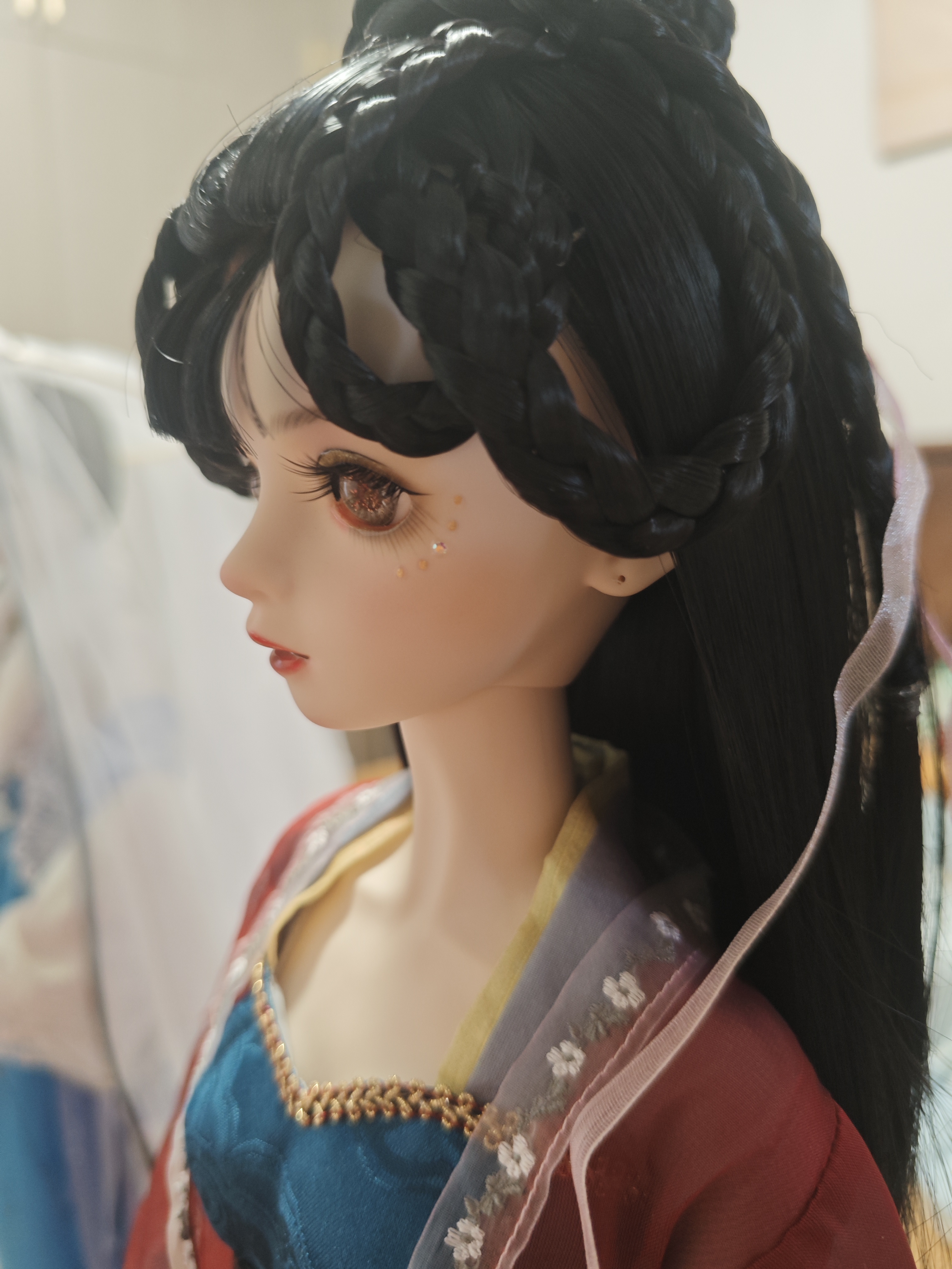 娃娃贼美丽，打开一股都是一股香香的香气，眼睛blingbling的，衣服很华丽。换了套古风造型也很美。感谢静静 ......