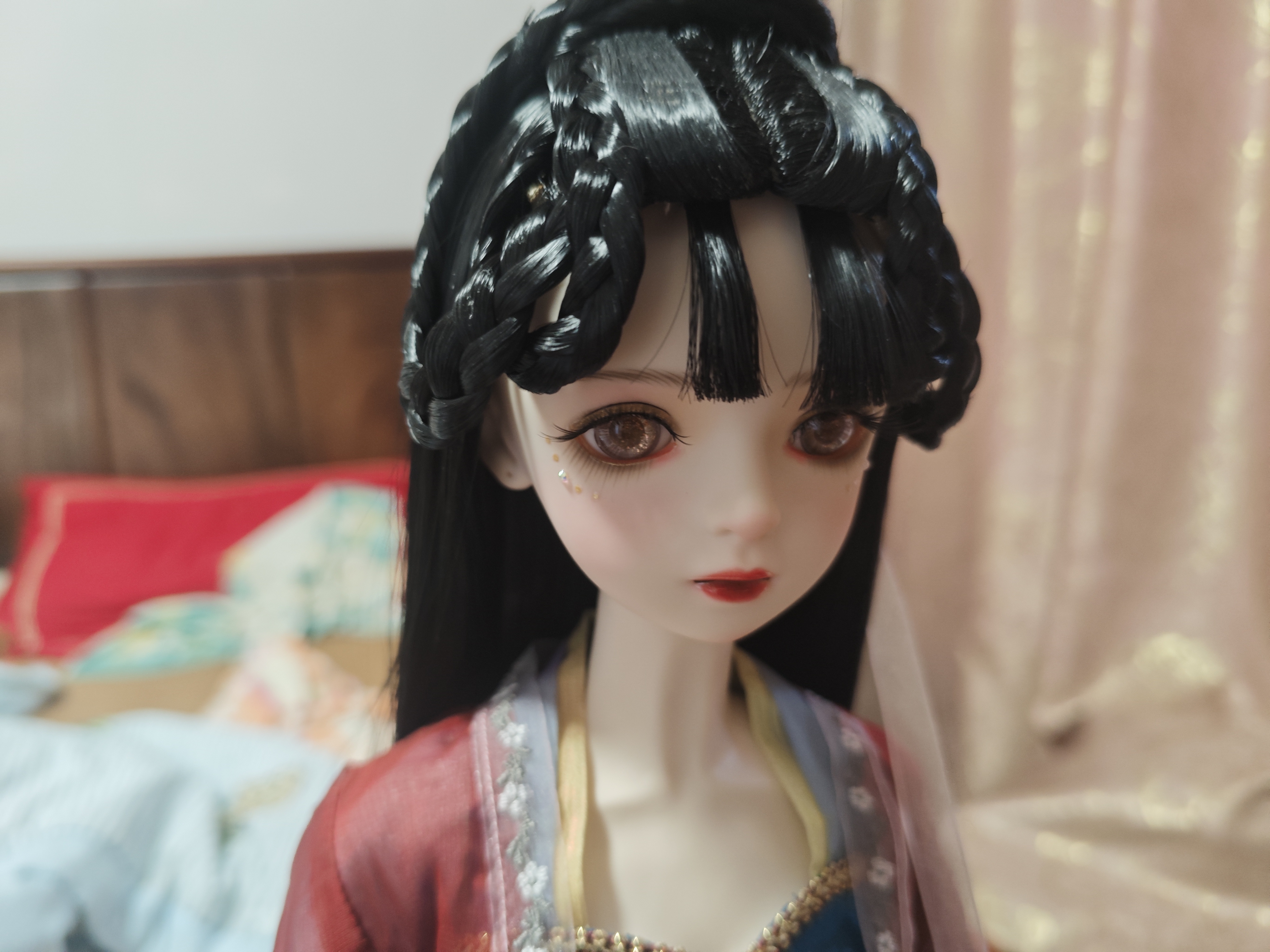 娃娃贼美丽，打开一股都是一股香香的香气，眼睛blingbling的，衣服很华丽。换了套古风造型也很美。感谢静静 ......