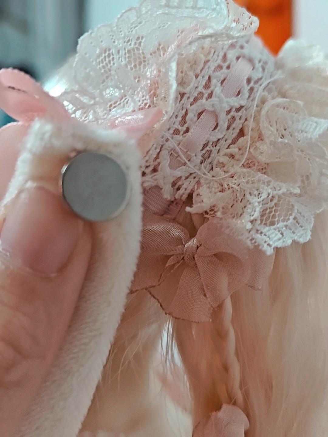 整体还是不错的，首先发箍这里耳朵做了磁吸效果，其次衣服背后做了纽扣和绑带设计，都方便了衣服的穿戴，缺 ......