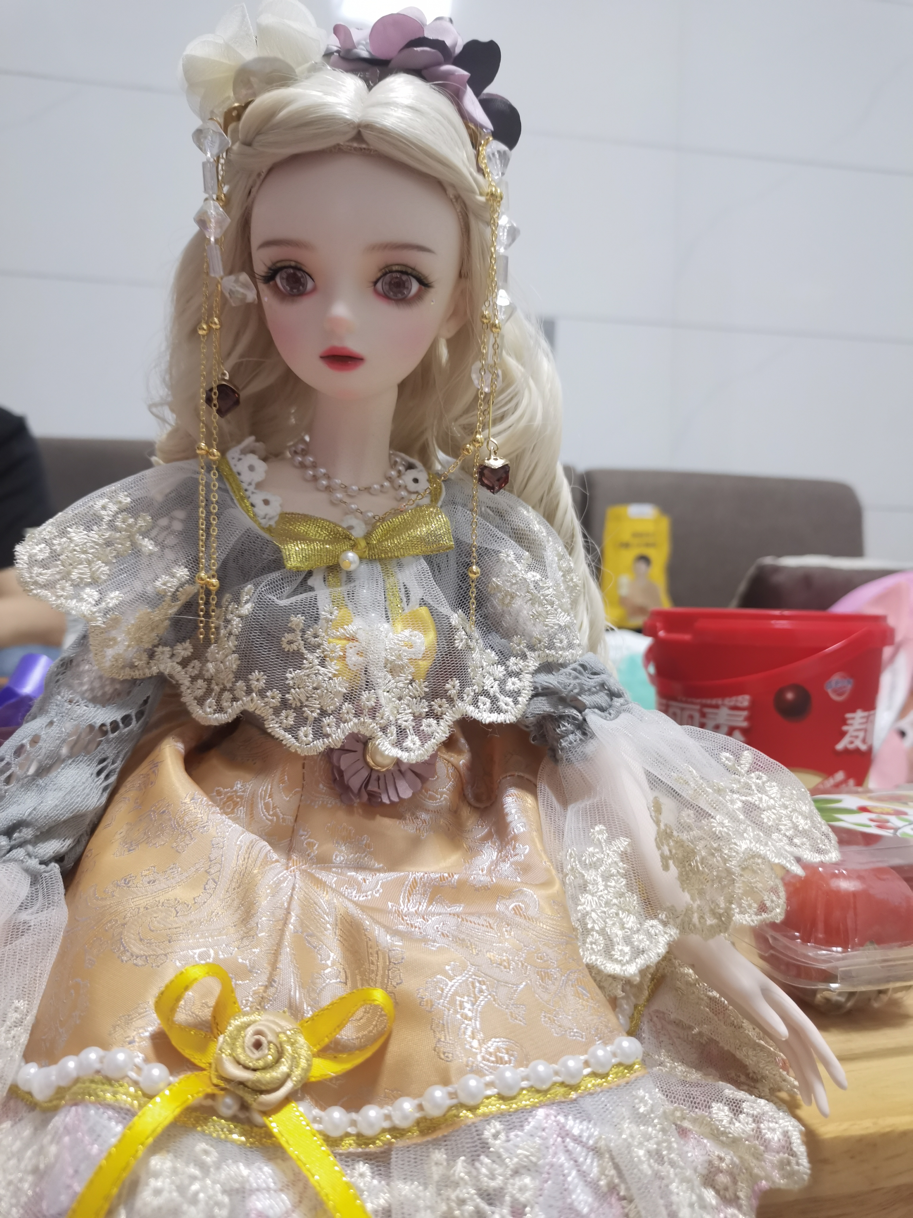 娃娃送给小朋友的，很好看，妆容挺精致的，发质也很好。衣服鞋子也都还不错。手部细节要改进一下。回头自己 ......