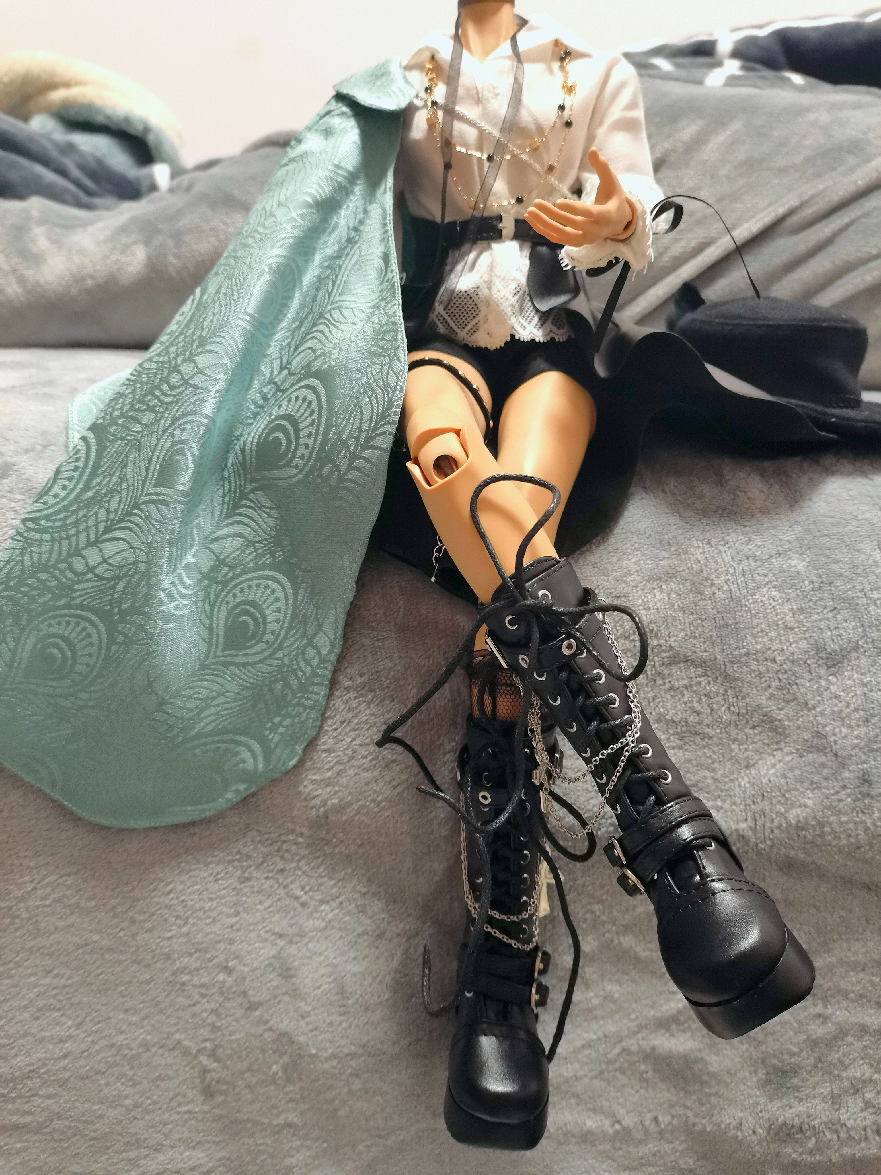 好看！披风质感好好。客服很敬业大半夜都还回消息。因为我家体子比较壮还担心穿不上问了客服，回答很仔细， ......