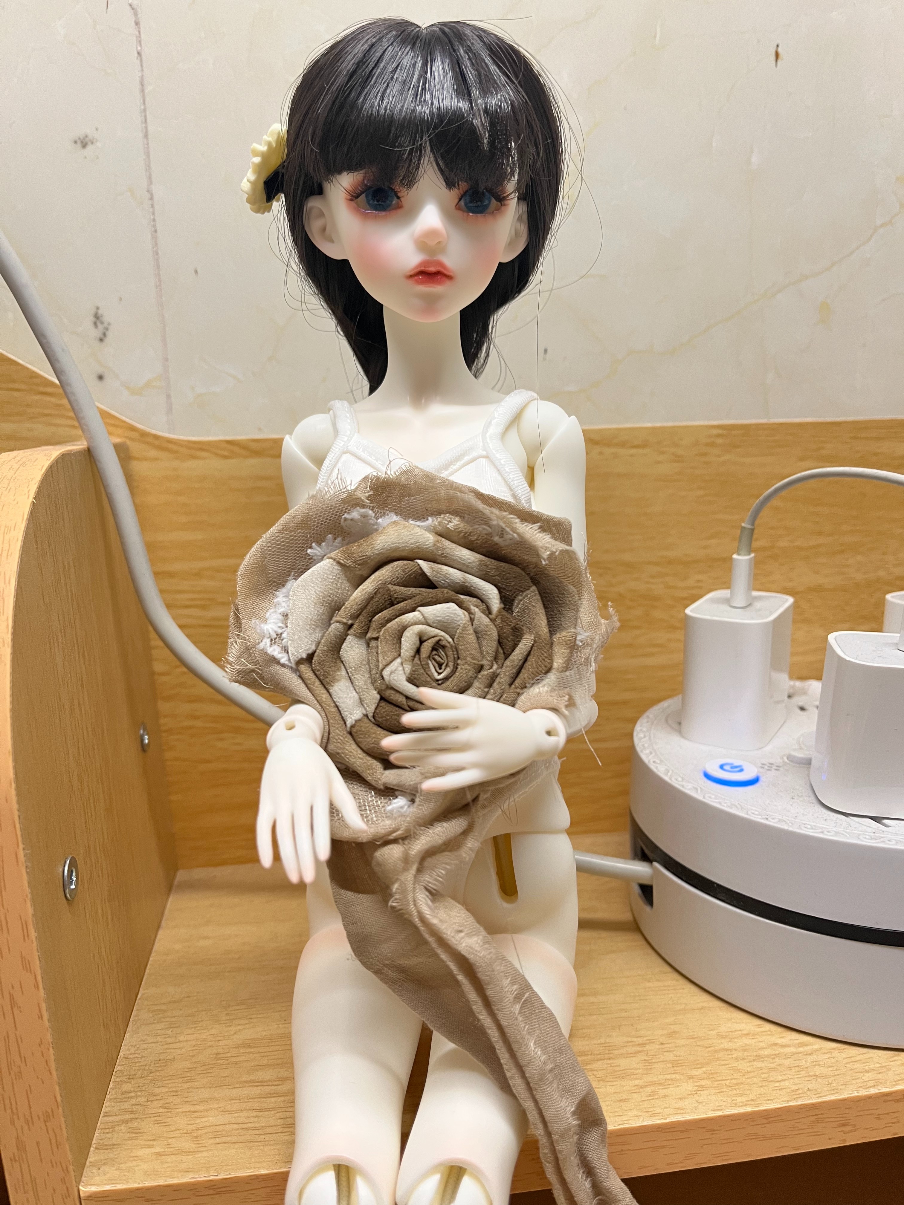 发货物流都很快！娃娃很美！关节可动性强！头发好厚！给她扎个小马尾！ 拍几张图给大家参考一下！