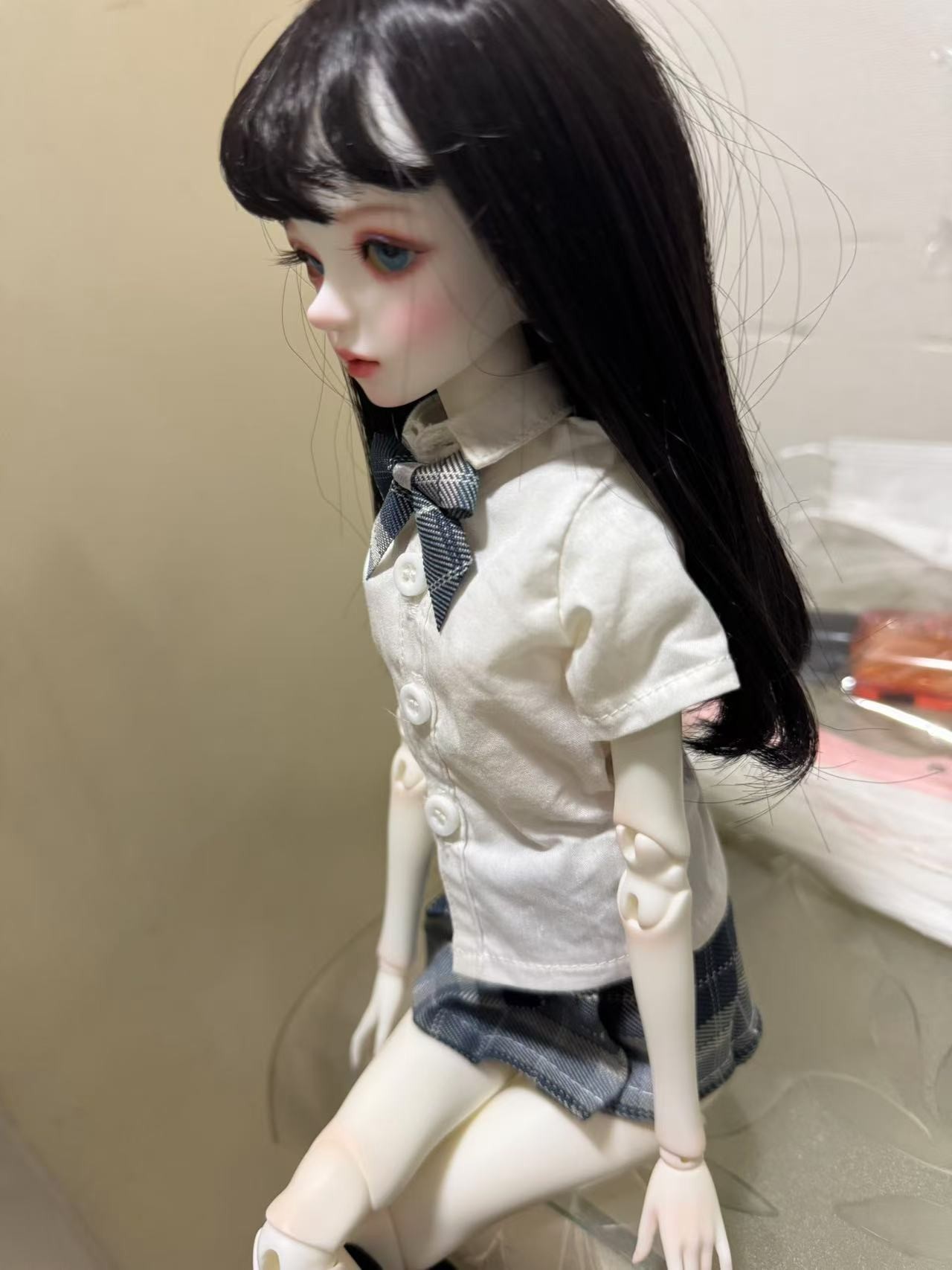 买了娃娃衣服再拍的照，期待好久，物流很快，收到之后太漂亮！很喜欢，做功也很精致，娃娃关节也很灵敏！