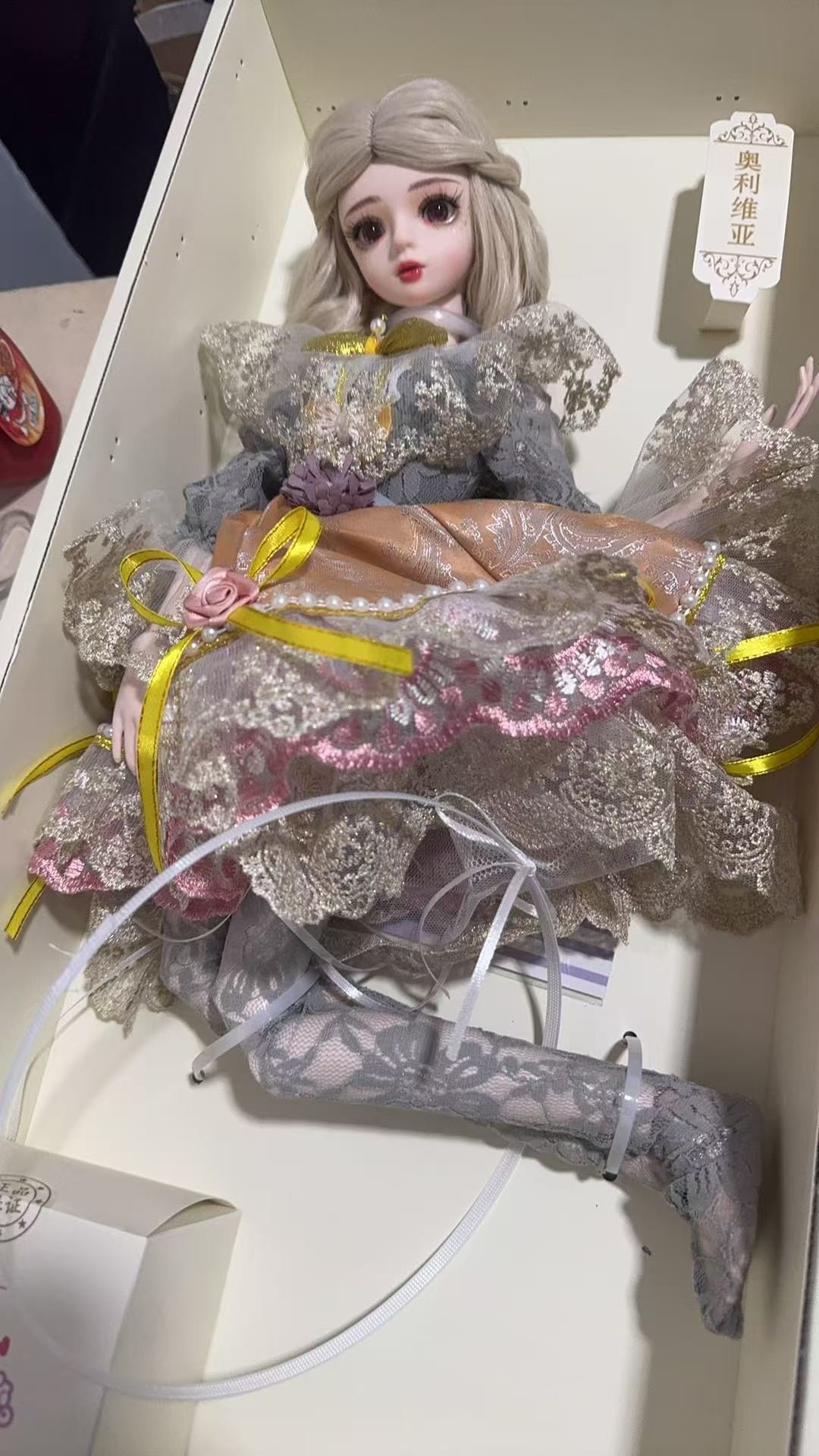 打开香香的，固定的很好，没有因为快递而凌乱，妆容精致，关节也能随意摆动，还能随意更换喜欢的衣服头发妆 ......