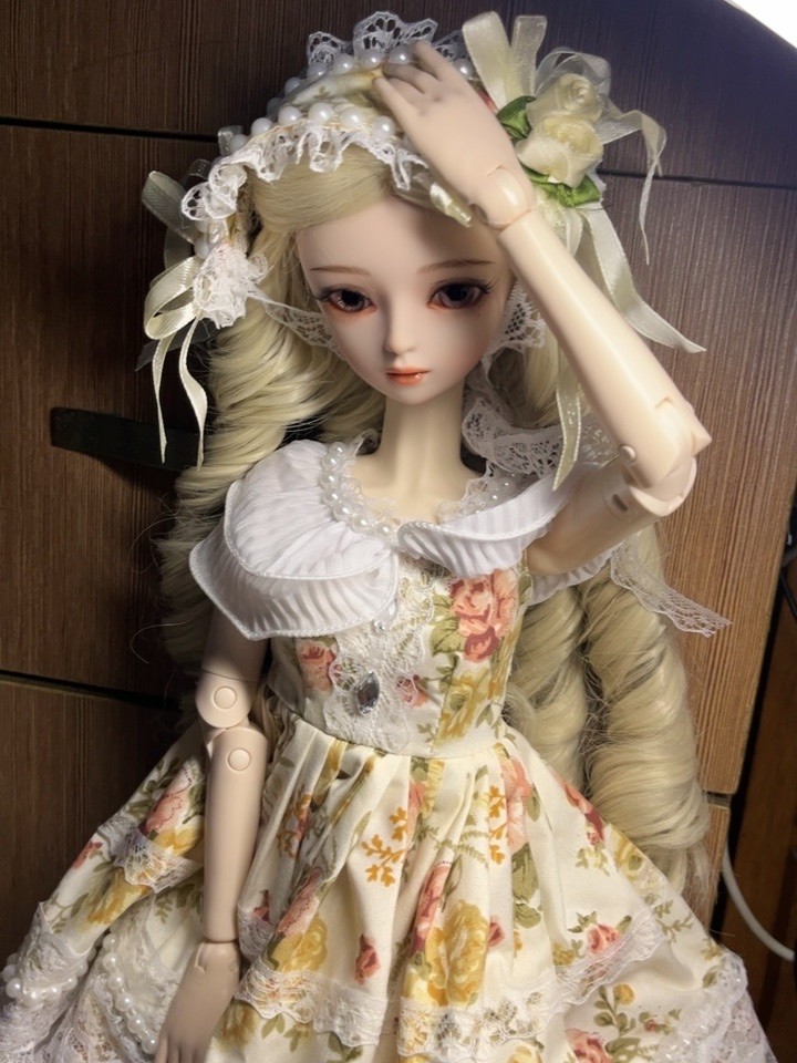 特意买了三个品牌的娃娃对比。 左一139元送一套衣服，妆感死板，头发不顺滑，娃身硬梆梆的，衣服一般。 左 ......