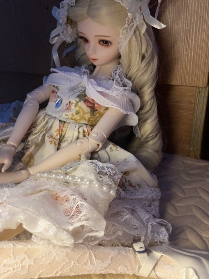特意买了三个品牌的娃娃对比。 左一139元送一套衣服，妆感死板，头发不顺滑，娃身硬梆梆的，衣服一般。 左 ......