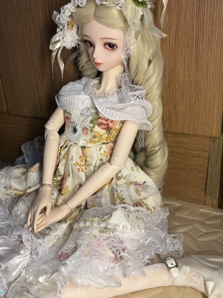 特意买了三个品牌的娃娃对比。 左一139元送一套衣服，妆感死板，头发不顺滑，娃身硬梆梆的，衣服一般。 左 ......