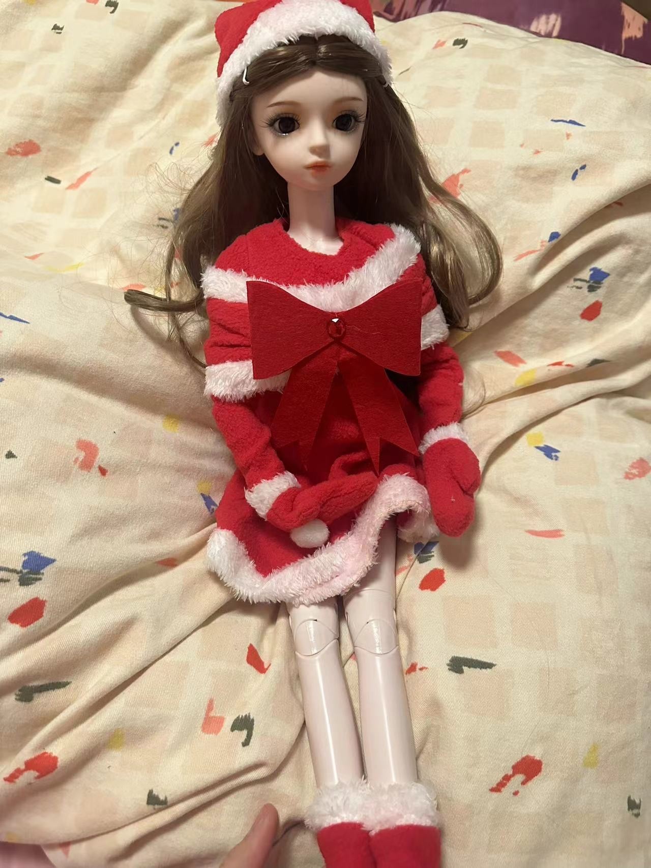 娃娃不错，女朋友非常喜欢，妆容非常精致。快过年了特地还上红衣服迎接新年。战战客服服务不错 ~