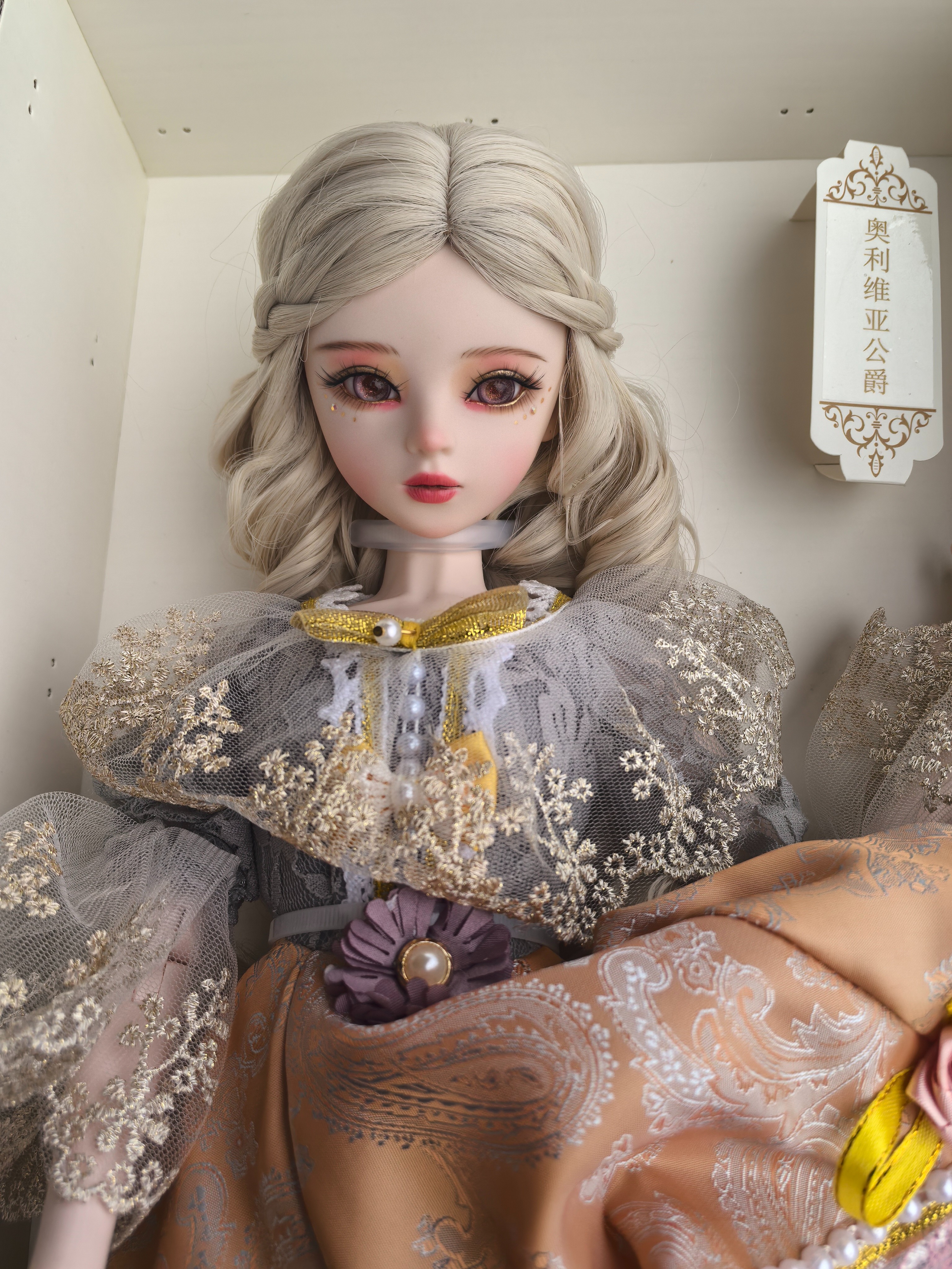 娃娃好漂亮，  女儿特别喜欢。