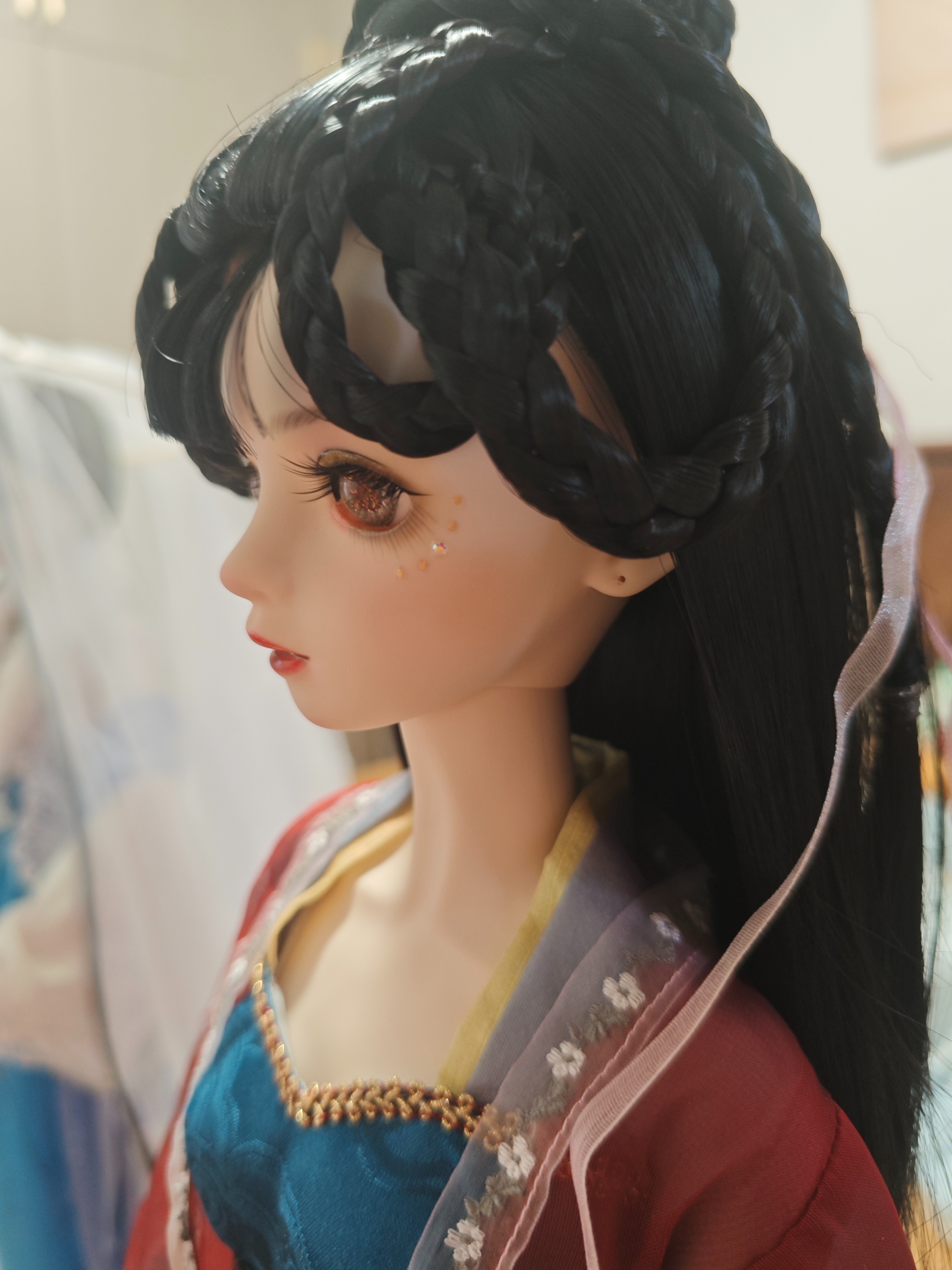 娃娃贼美丽，打开一股都是一股香香的香气，眼睛blingbling的，衣服很华丽。换了套古风造型也很美。感谢静静 ......