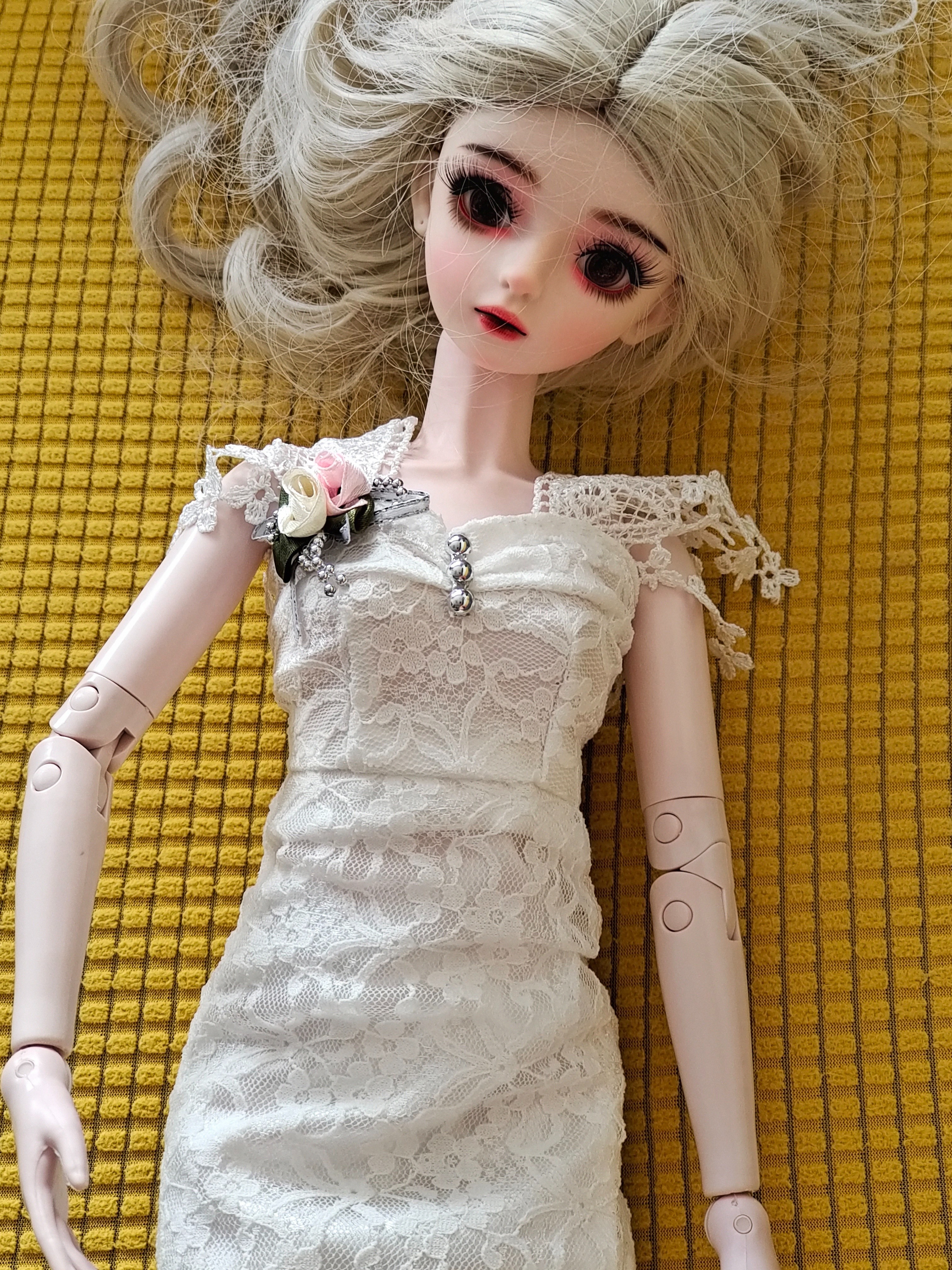 女儿收到特别喜欢，一直抱着爱不释手。更换衣服和各种配饰不太明白，咨询客服人员芒果认真负责的细致解答， ......