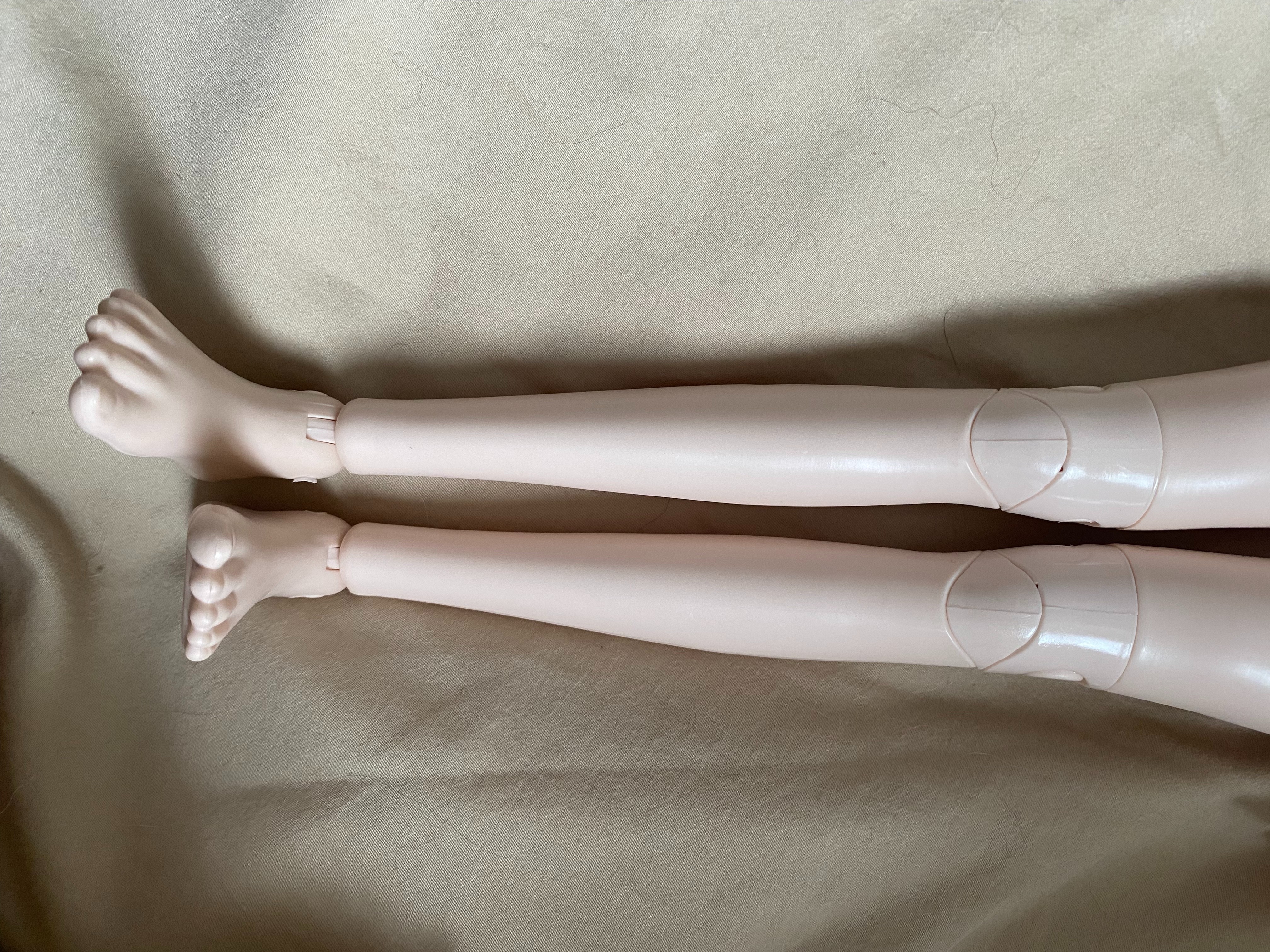 这个娃娃可动性很好，可以自己站立也可以摆很多姿势。模型手感一般。脸上的妆容总体来说很漂亮，但是嘴缝那 ......