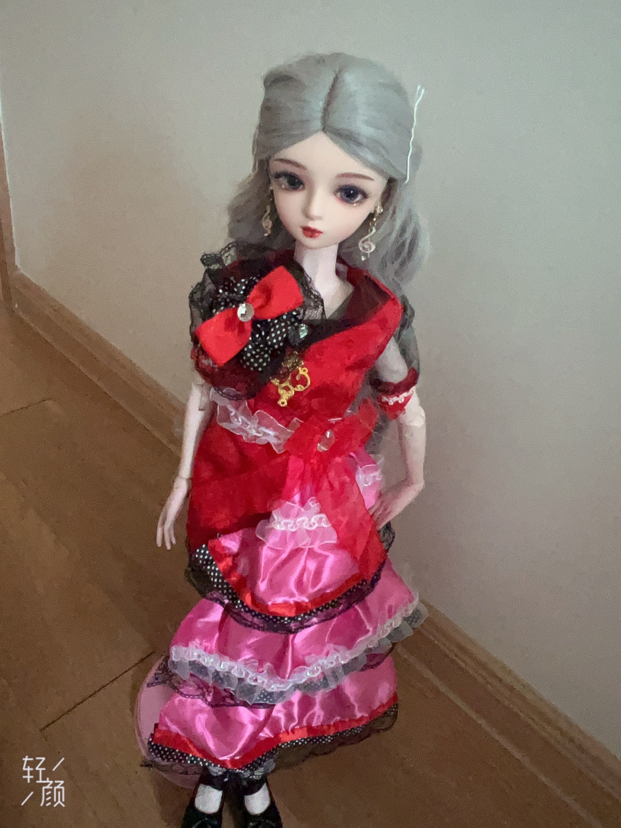 给小朋友做生日礼物的，女儿特别喜欢，爱不释手。娃娃真的特别美，客服月月很耐心地给我挑娃娃挑衣服。很满 ......