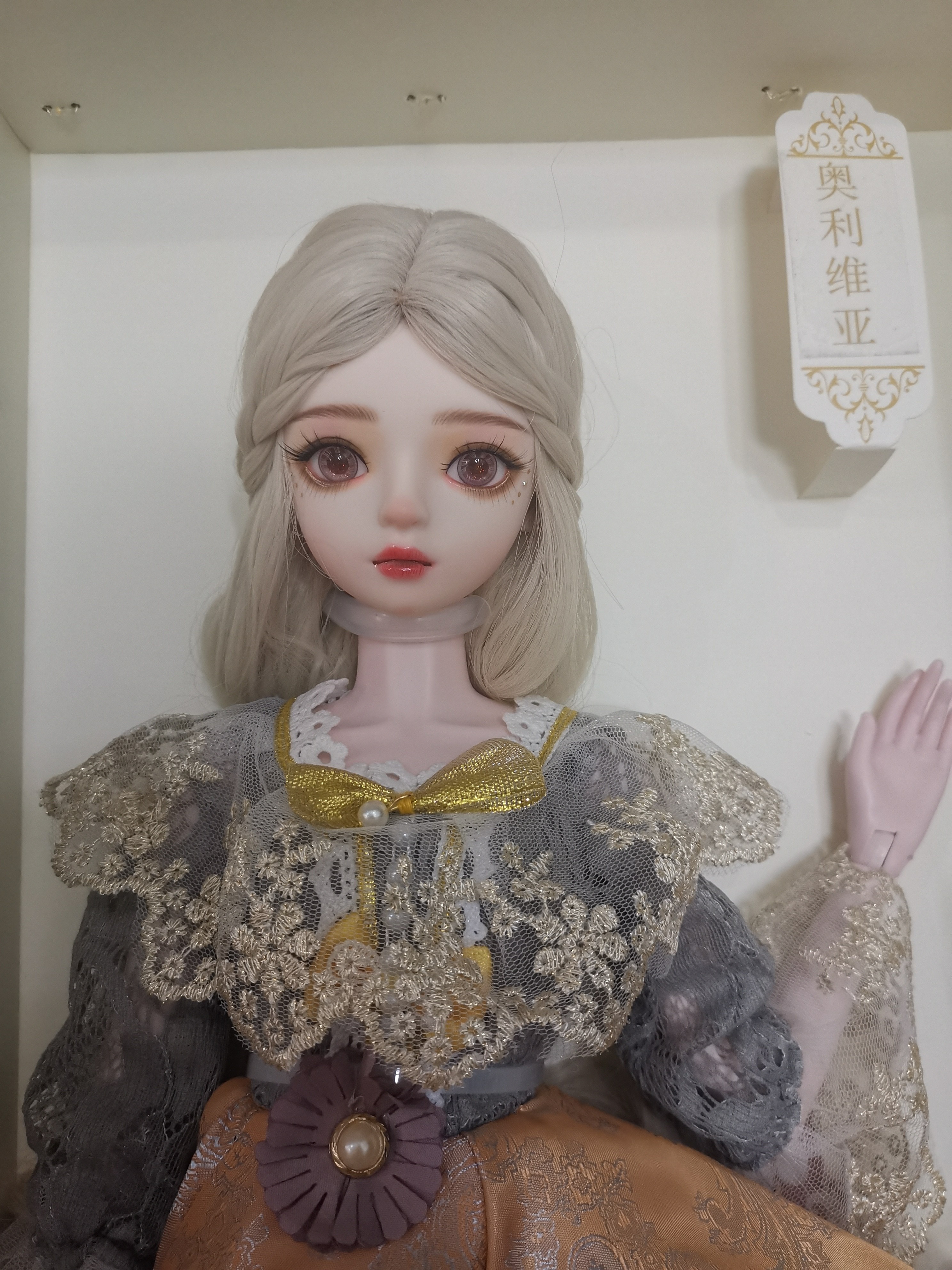 娃娃很贴近真实，个人感觉比粉红色好看😄，适合女宝宝玩