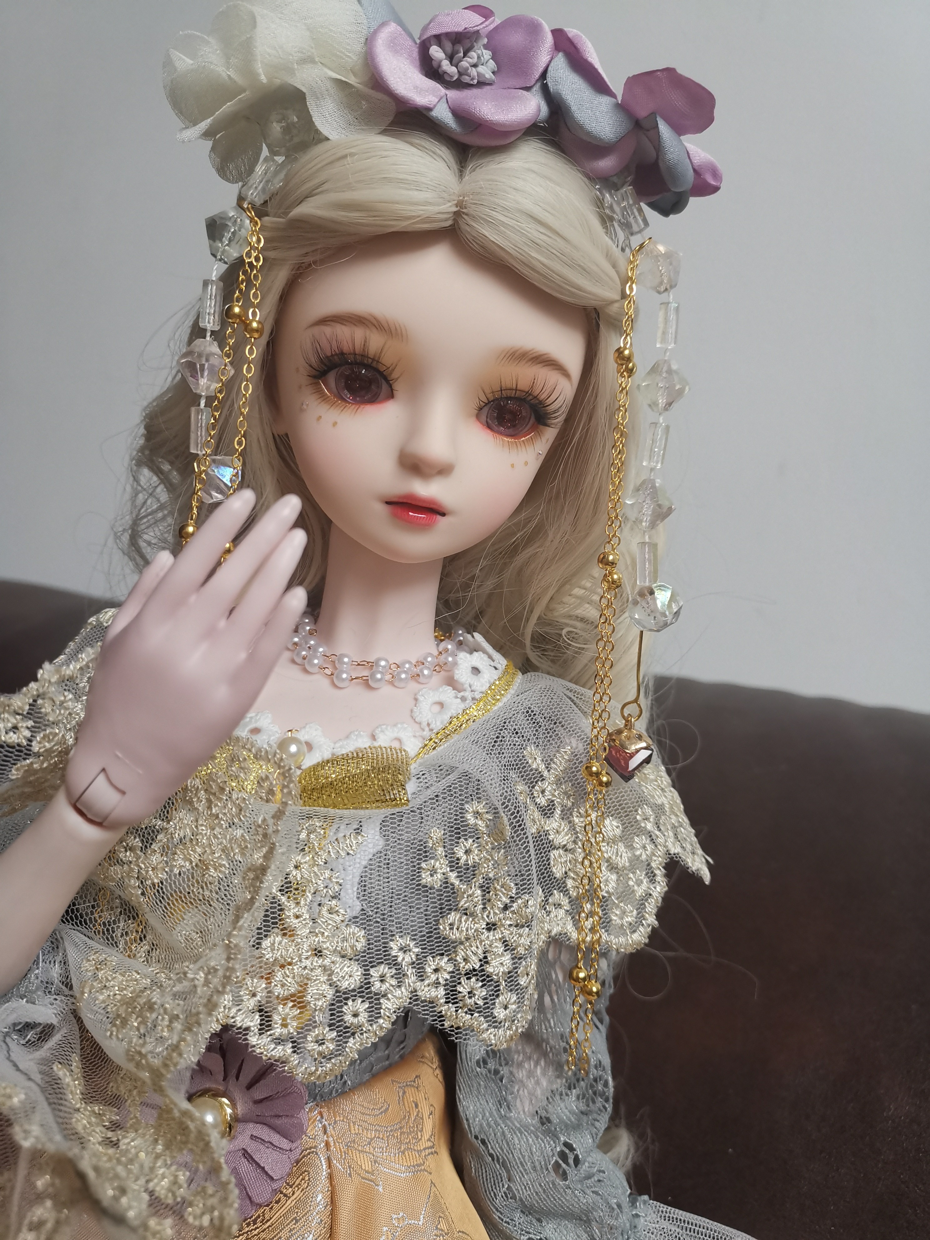 娃娃很贴近真实，个人感觉比粉红色好看😄，适合女宝宝玩