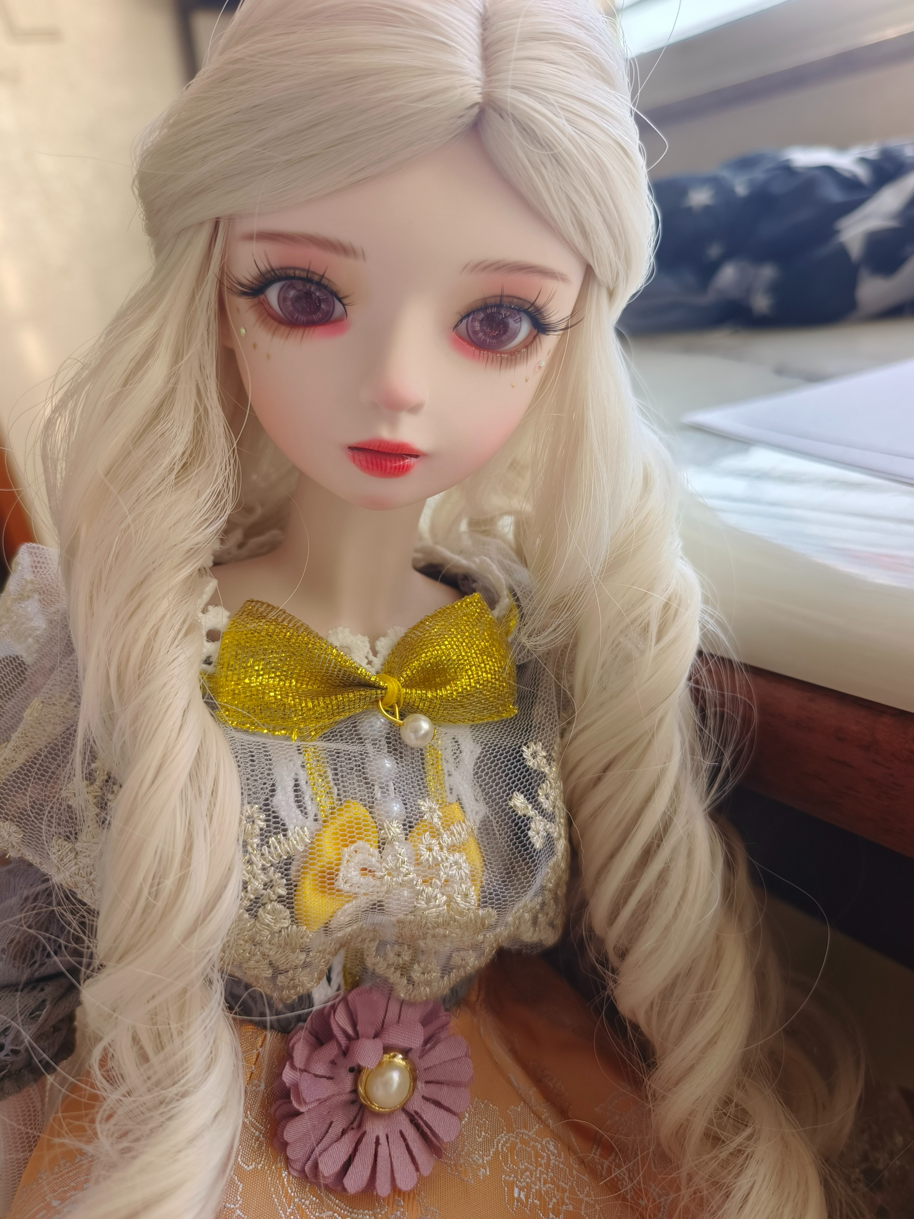 娃娃做得很精致，妆容非常好看，衣服鞋子饰品质感也非常好，很喜欢。