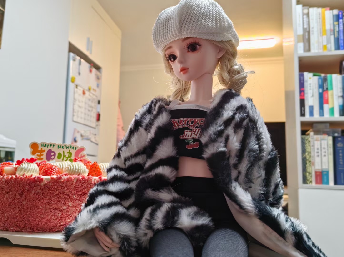 娃娃是女朋友想要的款式，做的挺好的。非常精致。 战战客服服务不错哦～
