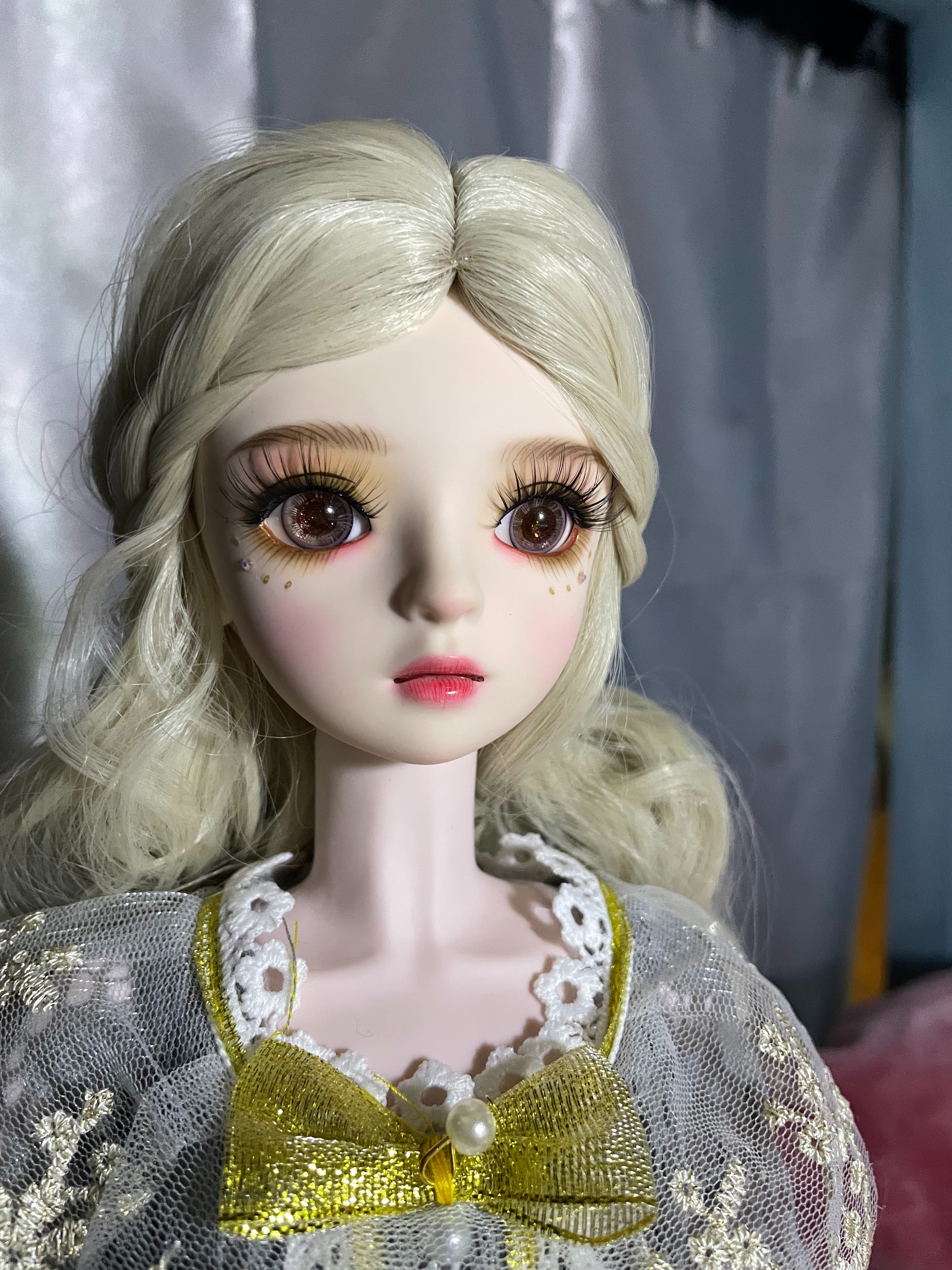 适用年龄：所有有少女心的人 整理容易度：非常好 宝贝特点：美丽? 太好看了。妆容绝美。很大一个娃娃，做工 ......