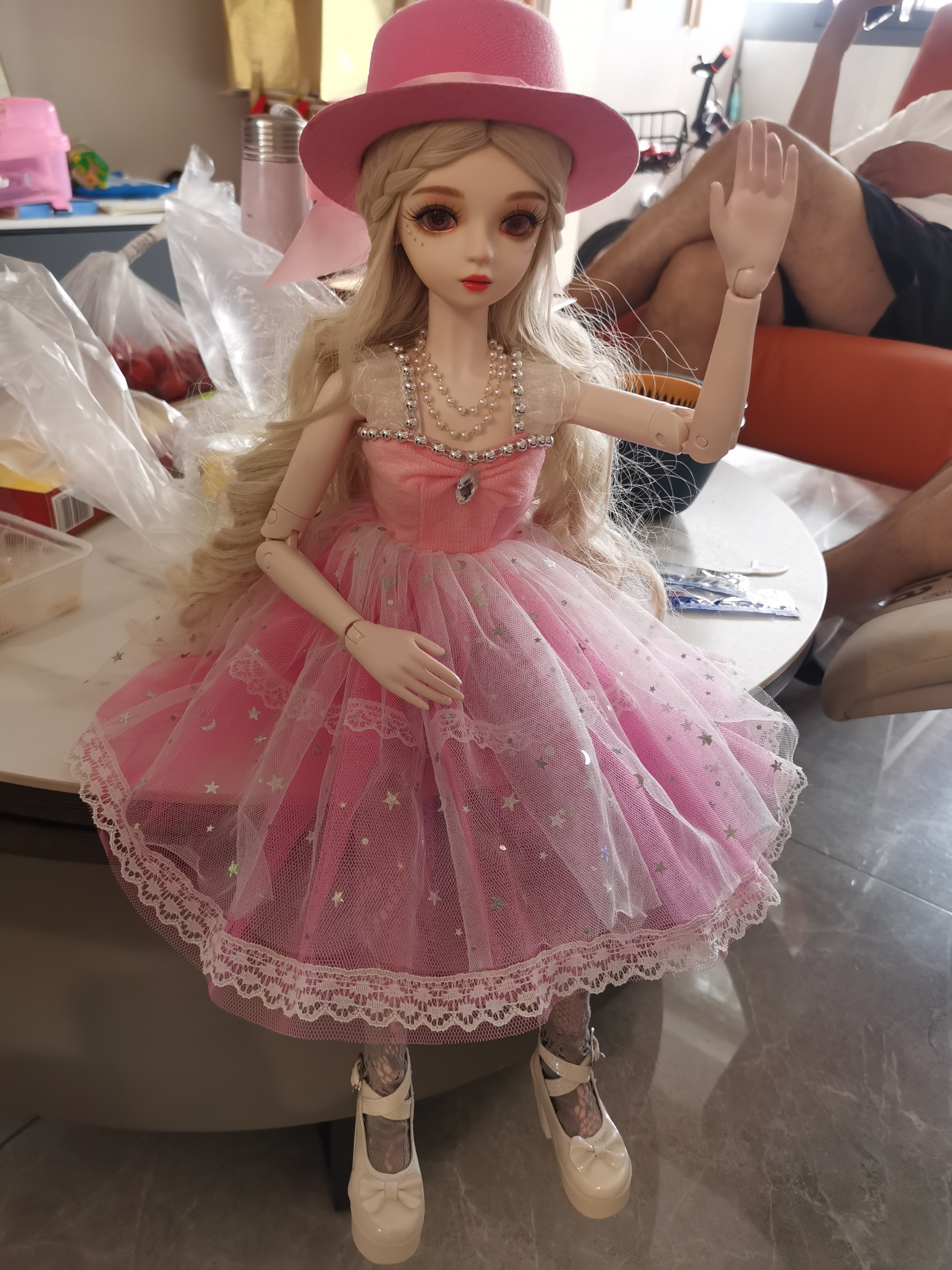 宝贝非常棒，做工很好，物流也快，客服也很棒，给我送了一套衣服也是很好看的。是买来送小朋友的，她很喜欢 ......