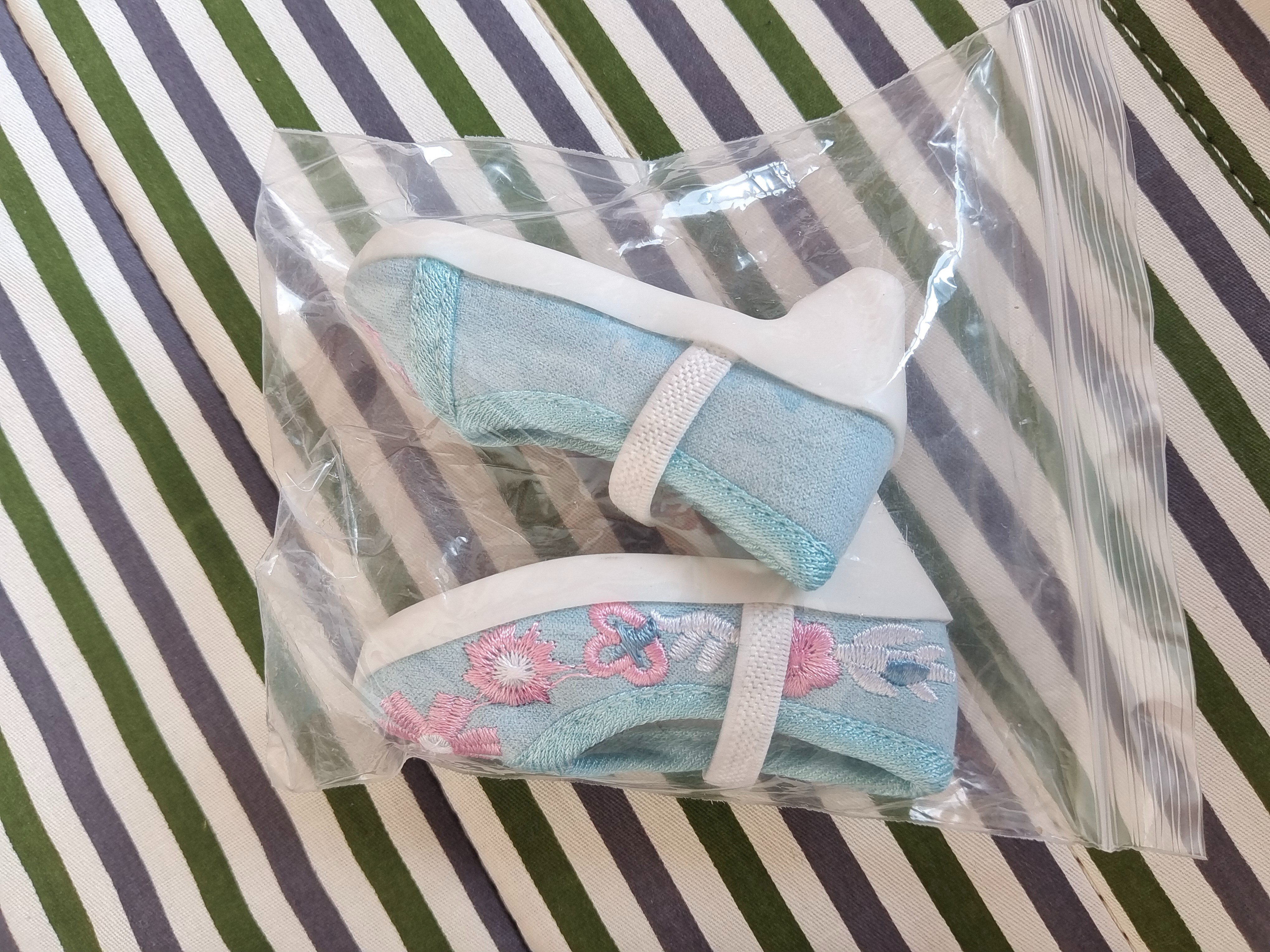 姑娘很喜欢，买过好多娃娃，妞妞说这款是她所有娃娃最好看的，客服静雅跟小鲤鱼回答问题很有耐心❤️，会继续 ......