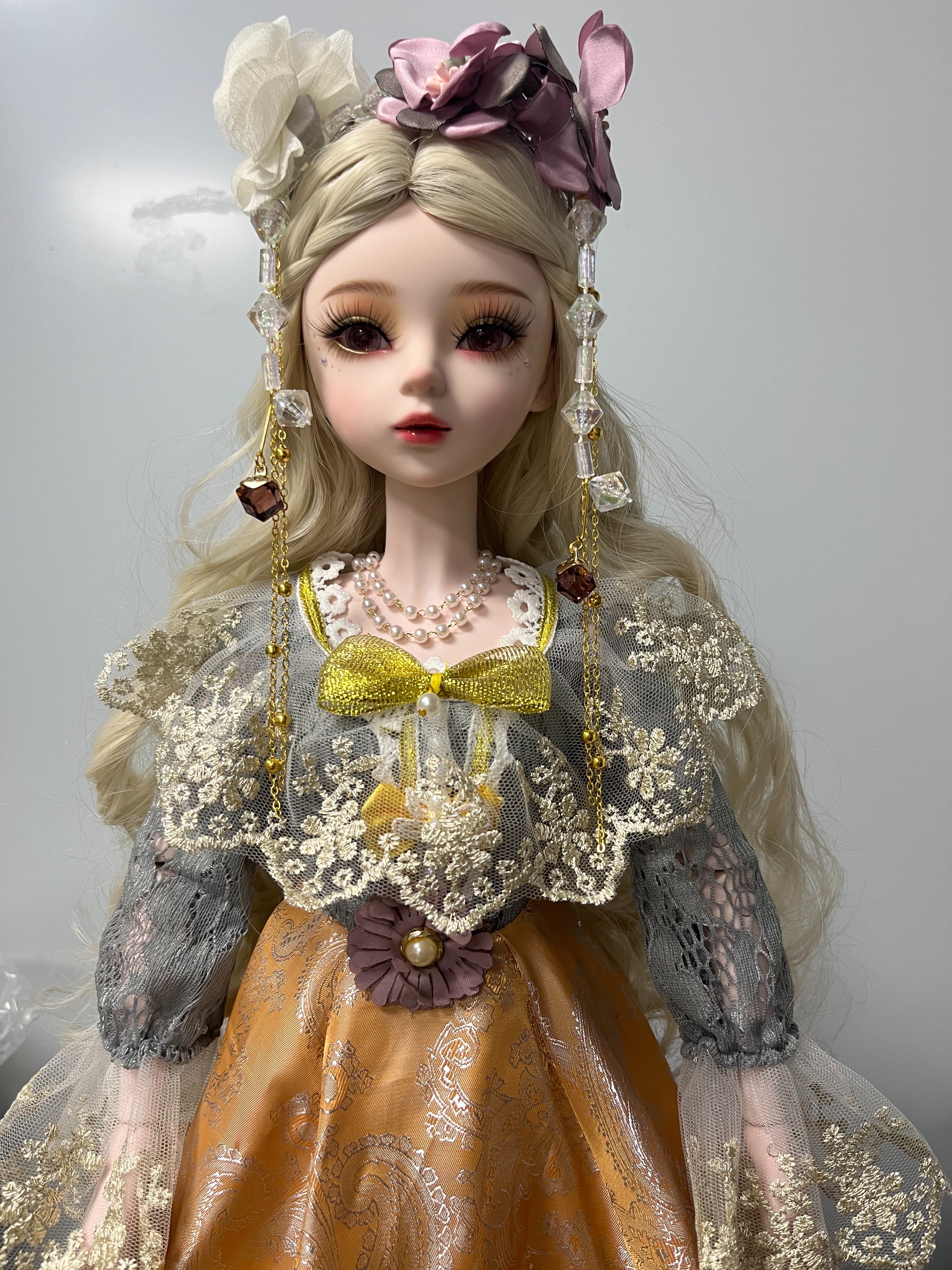 很是喜欢，娃娃衣服细节满满，妆容很精致，照片拍不出她的美😍🥰