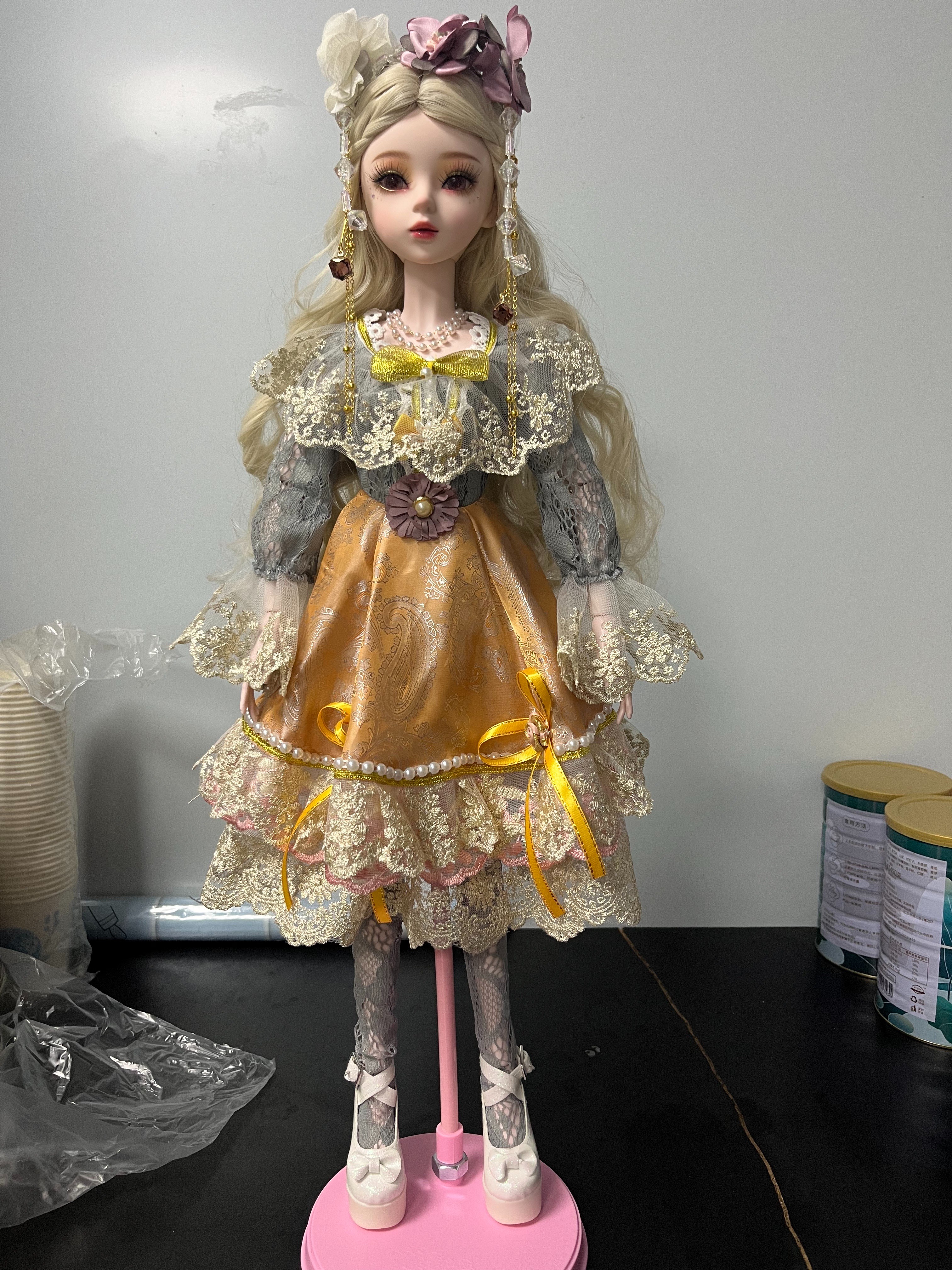 很是喜欢，娃娃衣服细节满满，妆容很精致，照片拍不出她的美😍🥰