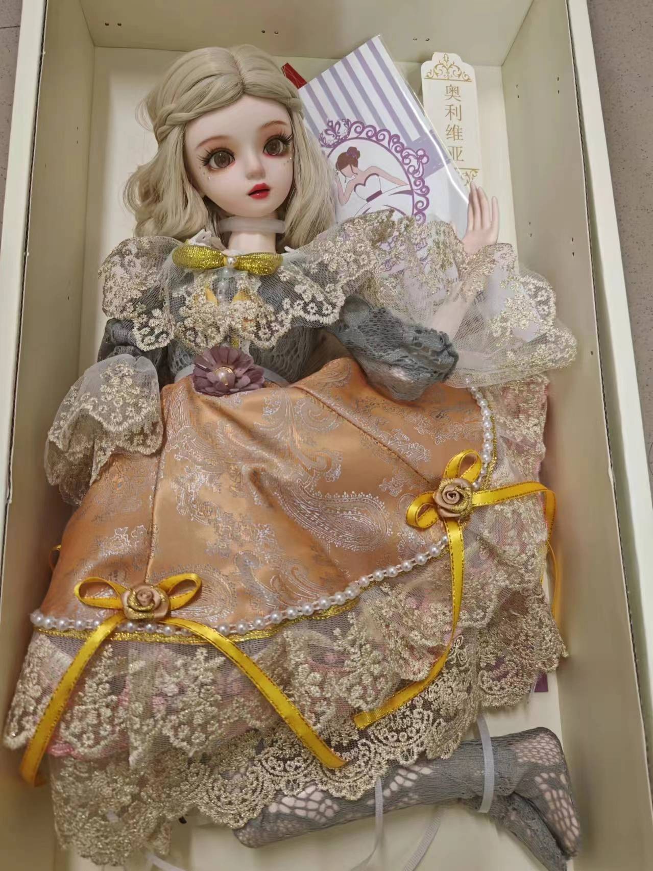 整理容易度：容易 宝贝特点：漂亮 材质介绍：舒服 娃娃妆容精致，非常漂亮，还是香香的，衣服做工精细，摸 ......