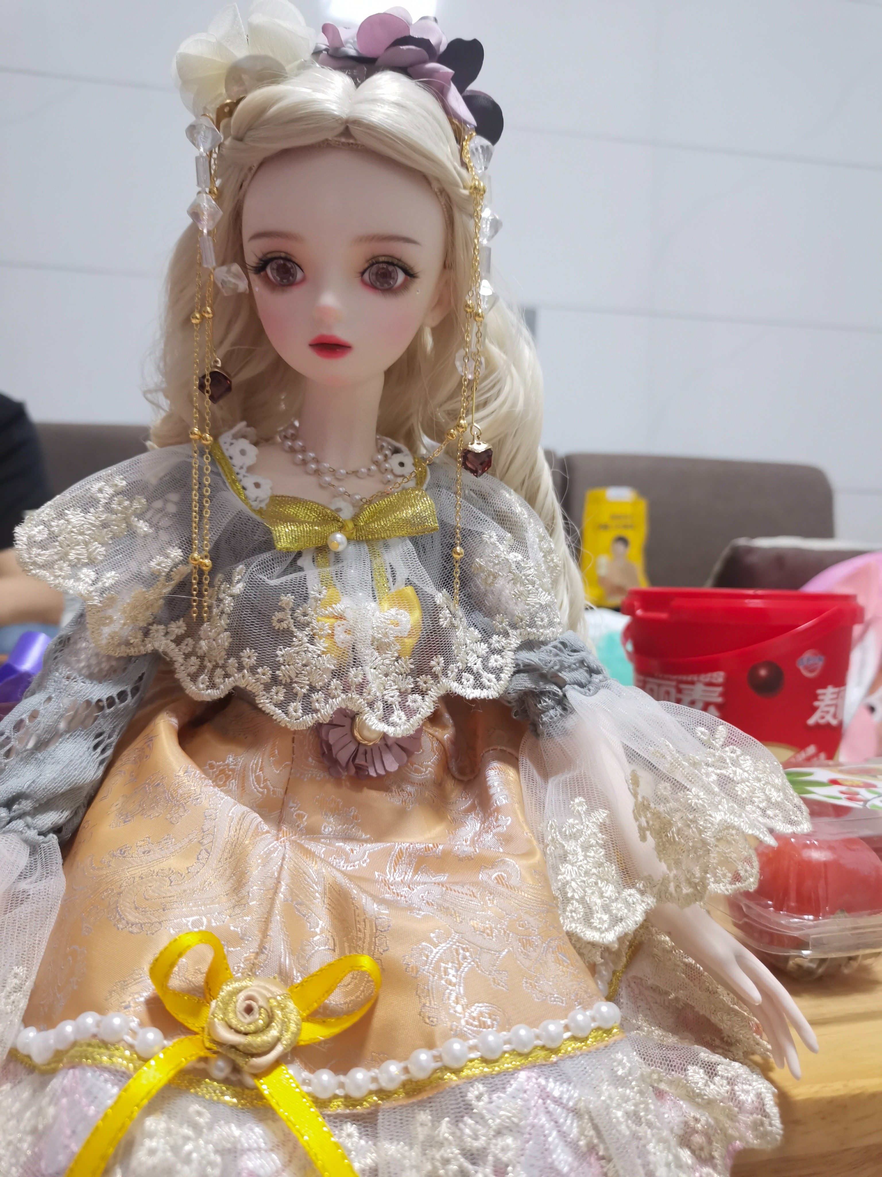 娃娃送给小朋友的，很好看，妆容挺精致的，发质也很好。衣服鞋子也都还不错。手部细节要改进一下。回头自己 ......
