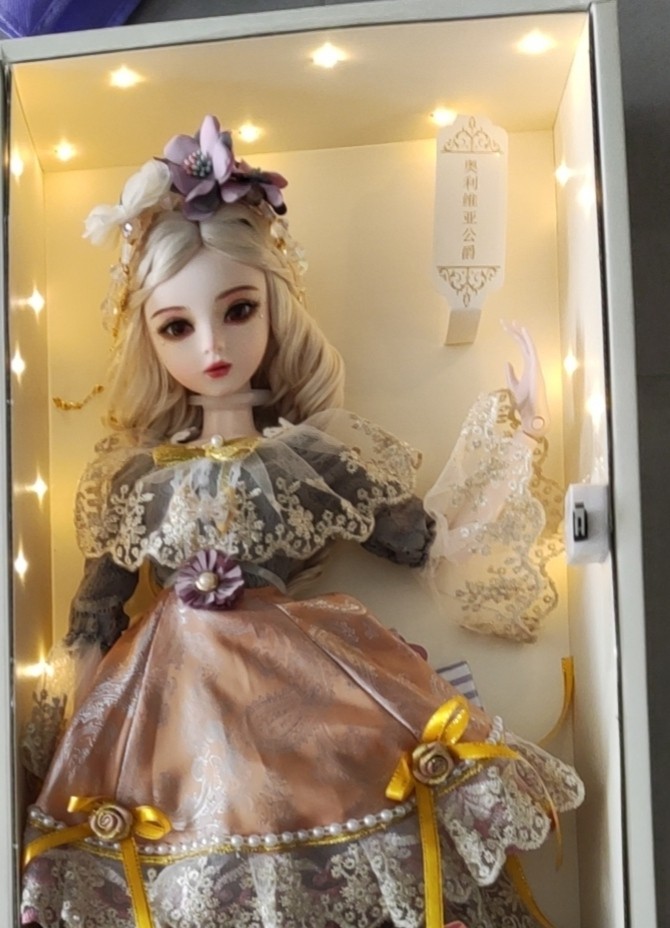 娃娃很细致，非常漂亮。静静的服务很周到，点个赞。